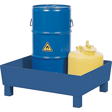 Bac de rétention bleu avec un fût bleu et un bidon jaune. Le fût porte un symbole de danger.