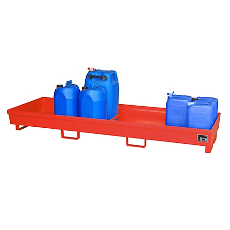 Bac de rétention rouge avec des bidons bleus. Il se dresse sur un fond blanc.