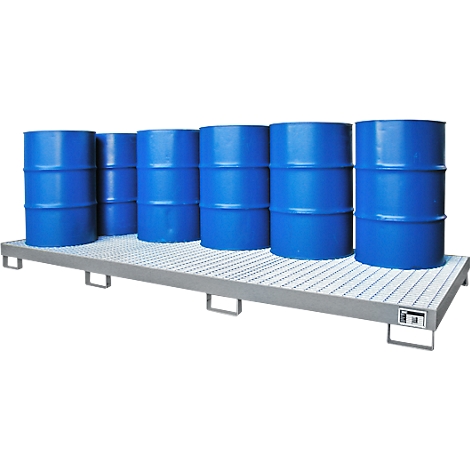 Barils bleus sur une palette métallique grise.