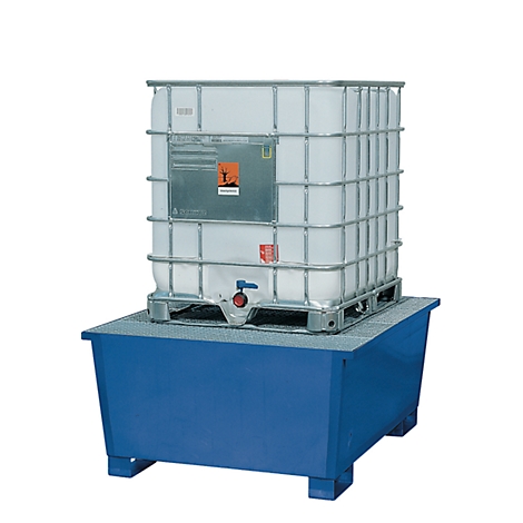Un conteneur IBC blanc avec un cadre en métal, sur une palette de déversement bleue.