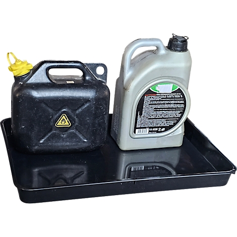 Bidons noirs avec bec jaune et symbole de danger dans un bac de récupération noir.