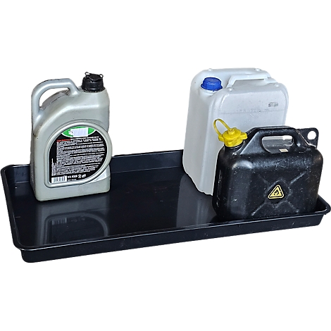 Bac de rétention noir avec bidons d'huile et de carburant. Bidon gris à gauche, bidons blancs et noirs à droite.