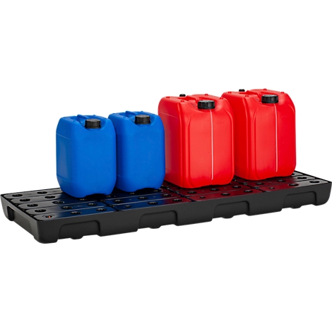 Quatre bidons sur une palette en plastique noir. Deux bidons bleus et deux bidons rouges.