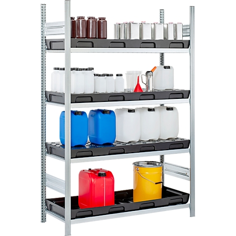 Étagère métallique avec conteneurs et bidons. L'étagère comporte 5 niveaux avec des bacs en plastique noir contenant divers conteneurs.