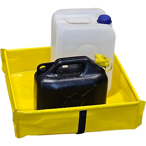 Bac de rétention jaune avec des bidons noirs et blancs.