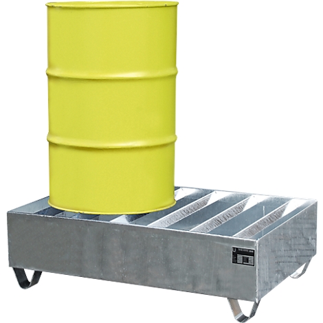 Un baril jaune est posé sur une palette de rétention rectangulaire et métallique avec des pieds.