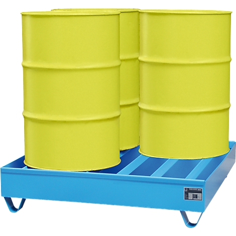 Barils jaunes sur un conteneur en acier bleu. Les barils sont cylindriques et reposent sur un cadre bleu.