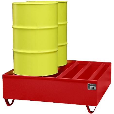 Deux fûts jaunes sont placés dans un bac de rétention rouge. Le bac est rectangulaire avec plusieurs compartiments et des pieds incurvés.