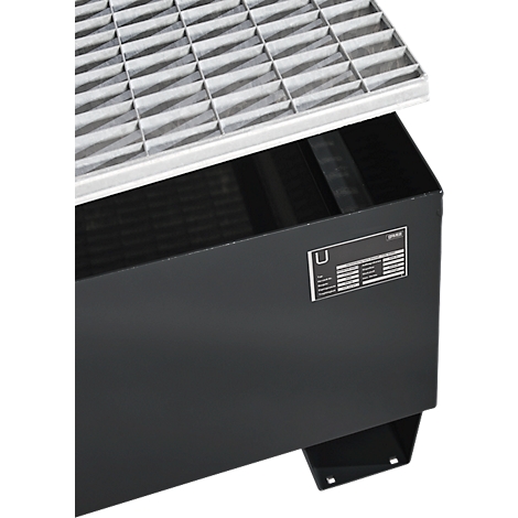 Conteneur gris foncé avec grille. Sur le côté se trouve une étiquette avec des spécifications techniques. Le conteneur repose sur un cadre.