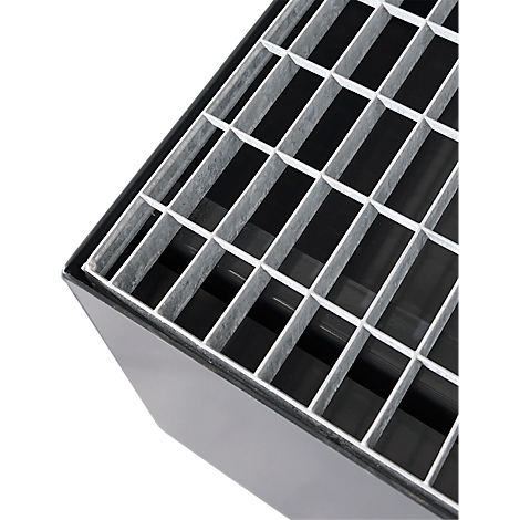 Gros plan d'une grille grise reposant sur un conteneur rectangulaire.