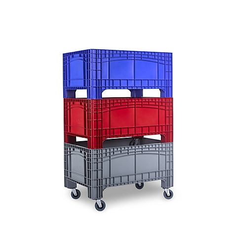 Trois boîtes en plastique empilées les unes sur les autres, bleues, rouges et grises. La boîte du bas repose sur des roulettes.