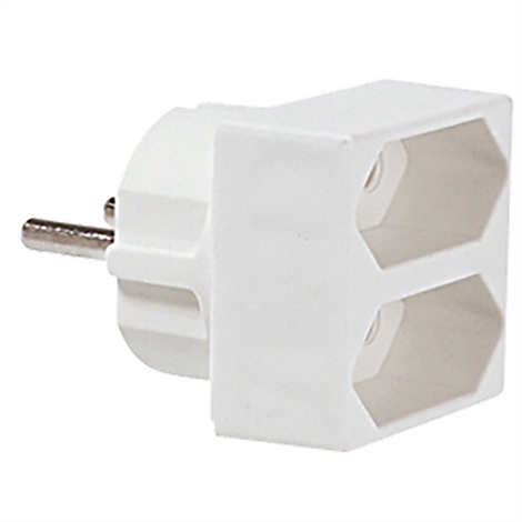 Ein weißer Doppelstecker-Adapter mit zwei Steckplätzen für Schutzkontaktstecker auf weißem Hintergrund.