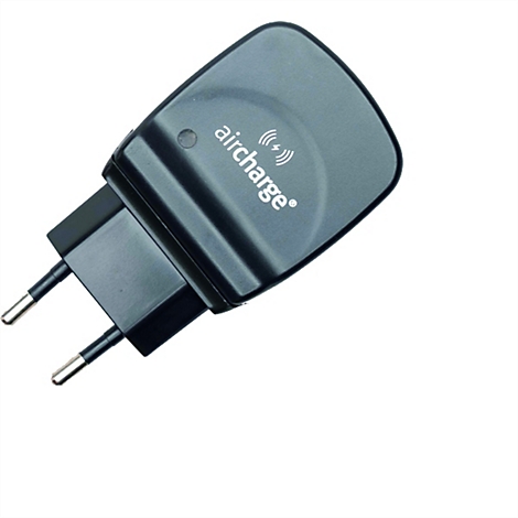 Schwarzes Aircharge Netzteil für Steckdosen mit Ladesymbol.