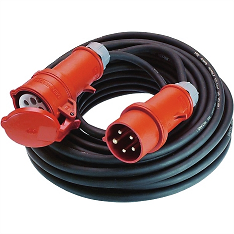 Schwarzes Starkstromkabel mit einem roten Stecker und einer roten Kupplung auf weißem Hintergrund.