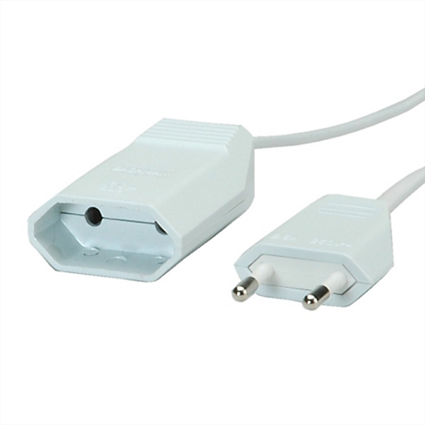 Weißes Euro-Verlängerungskabel mit Stecker und Kupplung vor weißem Hintergrund.