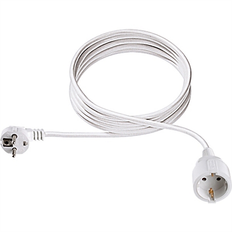 Ein weißes Verlängerungskabel mit Schuko-Stecker und Schuko-Kupplung, ordentlich aufgewickelt vor weißem Hintergrund.