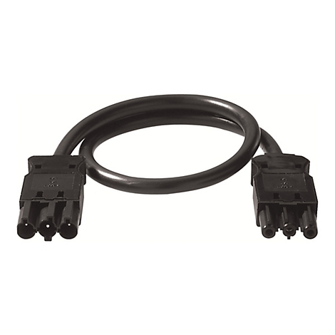 Schwarzes Stromkabel mit zwei Steckern an den Enden, vor weißem Hintergrund.