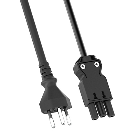 Nahaufnahme eines schwarzen Netzkabels mit Stecker und Buchse, isoliert vor weißem Hintergrund.