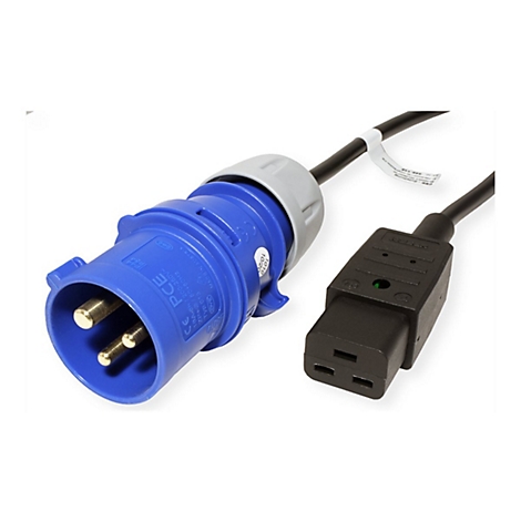 Blauer CEE-Stecker und schwarzer Kaltgerätestecker an einem Kabel auf weißem Hintergrund.