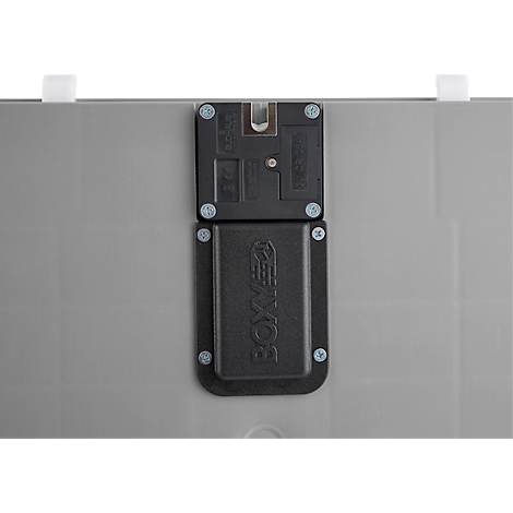 Gros plan d'une serrure noire avec l'inscription "BOXXER" sur fond gris. La serrure est fixée avec des vis.