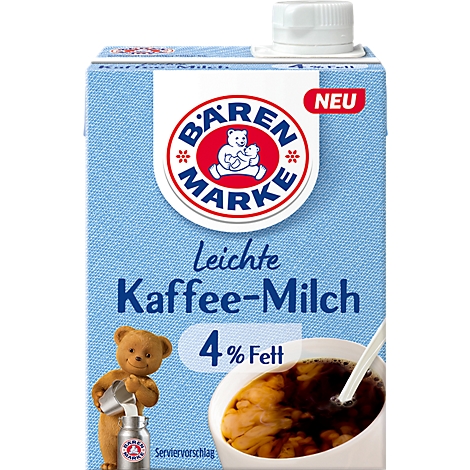 Kaffeemilch-Packung mit Bären-Marke-Logo, Text: Leichte Kaffee-Milch 4% Fett. Teddybär gießt Milch in eine Kaffeetasse.