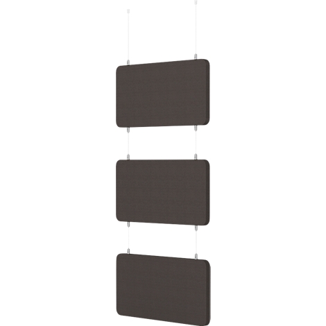 Trois panneaux rectangulaires gris sont suspendus à des cordes verticales fines. Les panneaux sont arrondis et légèrement inclinés.