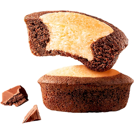 Ein Schokomuffin mit heller Creme-Füllung liegt über einem zweiten Muffin, begleitet von kleinen Schokostückchen.