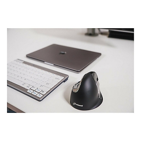 Draufsicht auf eine Tastatur, einen Laptop und eine ergonomische Maus auf einer weißen Oberfläche. Der Maus steht im Fokus.