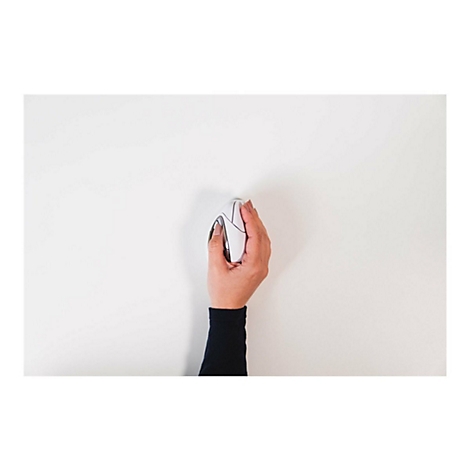Eine Hand hält eine weiße Maus auf weißem Hintergrund. Der Arm ist mit einem schwarzen Ärmel bedeckt.