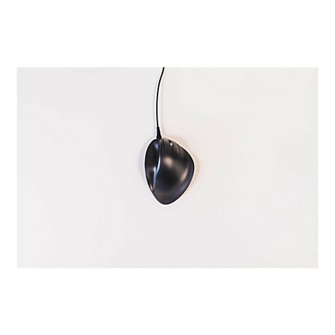 Schwarze, ergonomisch geformte Computermaus mit Kabel auf weißem Hintergrund.