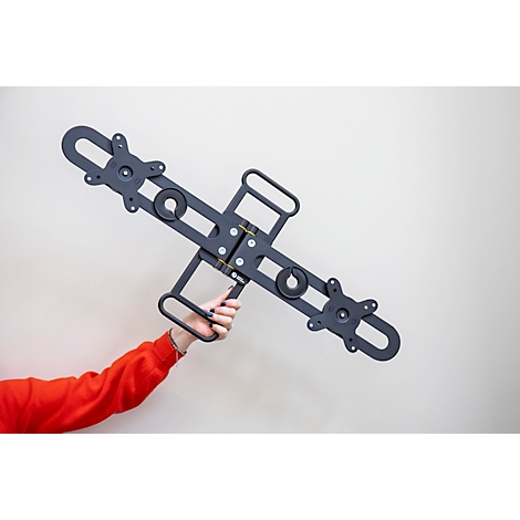 Vergelijking van twee zithoudingen aan een bureau. Fout: persoon met laptop, hoofd naar beneden. Correct: persoon zit rechtop, monitor iets omhoog.