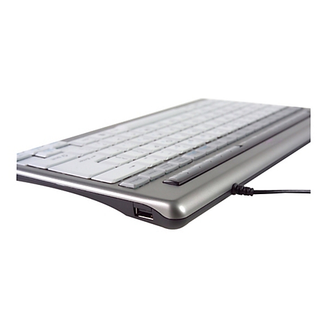 Silberne Computertastatur in der Seitenansicht mit weißen Tasten und USB-Anschluss am Gehäuserand.