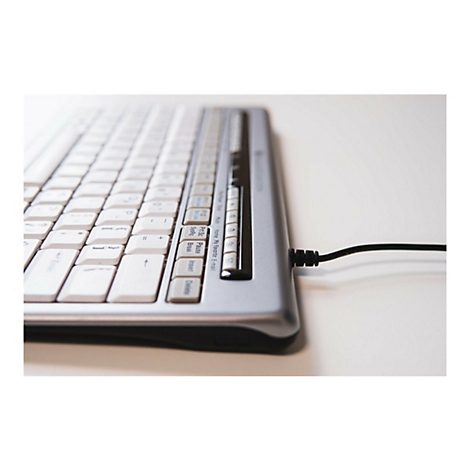Nahaufnahme einer Computertastatur mit silbernem Gehäuse, weißen Tasten und einem schwarzen Kabel.