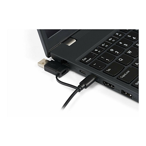 Ein schwarzer USB-Adapter ist an der Seite eines Laptops eingesteckt, verbunden mit einem weiteren USB-Kabel.