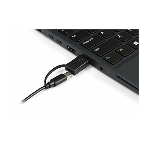 Ein USB-Adapter steckt im Laptop, ein zweiter Stecker hängt an einem kurzen Kabel daneben.