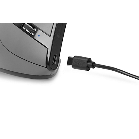 Nahaufnahme einer grauen Maus mit einem schwarzen USB-C-Kabel zum Aufladen.