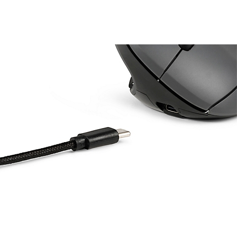Nahaufnahme einer schwarzen ergonomischen Maus mit einem USB-C-Kabel, das daran angeschlossen ist.
