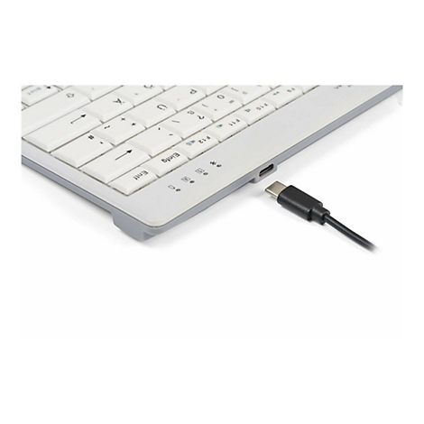 Nahaufnahme einer weißen Tastatur mit USB-C-Kabelanschluss an der rechten Seite vor weißem Hintergrund.