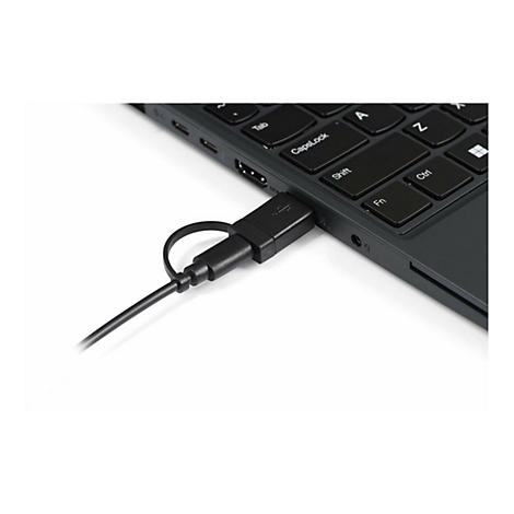 Ein schwarzes USB-Kabel ist in den seitlichen USB-Anschluss eines schwarzen Laptops eingesteckt.