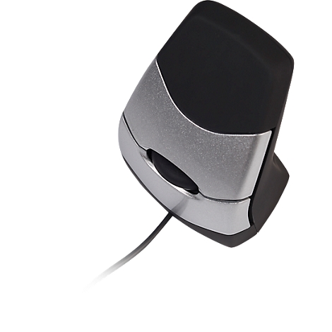 Verticale muis in zwart, zilver, met kabel. Scrollwiel en ergonomische vorm. Op een witte achtergrond.