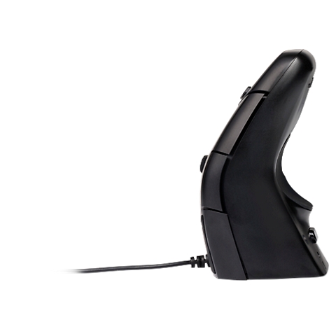 Zwarte ergonomische muis in profiel. De zijknoppen en de kabel zijn zichtbaar.