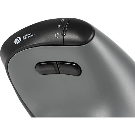 Close-up van een ergonomische muis. Zwart en grijs, met twee knoppen, logo en bedieningselementen.