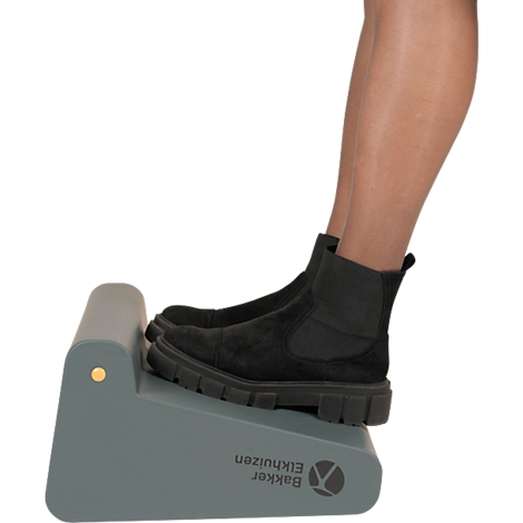 Une personne se tient sur un repose-pieds avec des bottes. L'inscription 'Bakker Elkhuizen' est sur le support.