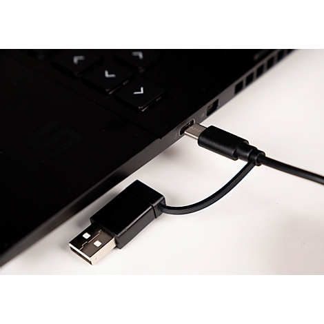 Schwarzes Laptop, USB- und USB-C-Kabel angeschlossen. Die Kabel verbinden das Gerät mit einer Stromquelle.