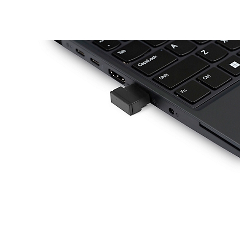 Zwarte ergonomische muis. Bovenkant met twee knoppen, merklogo rechtsonder.