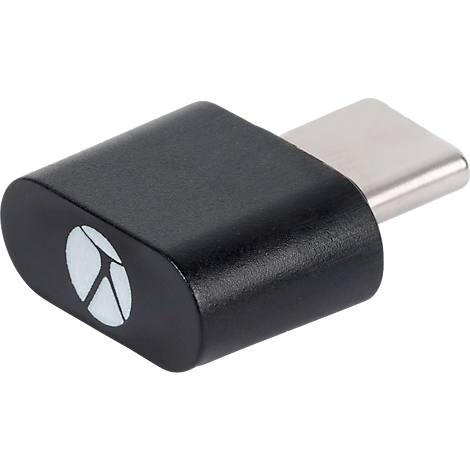 Schwarzer USB-C-Adapter mit weißem Logo. Der Stecker ist aus Metall.