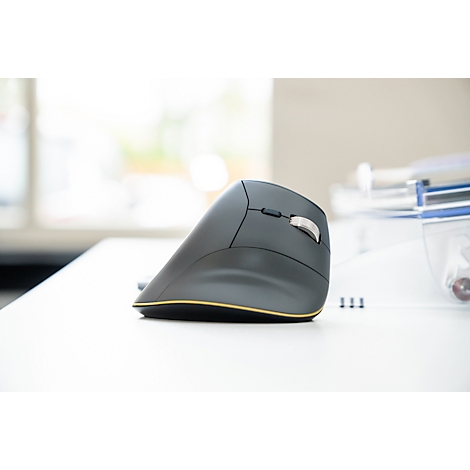 Ergonomische Computermaus in Grau mit gelben Akzenten auf weißem Tisch.