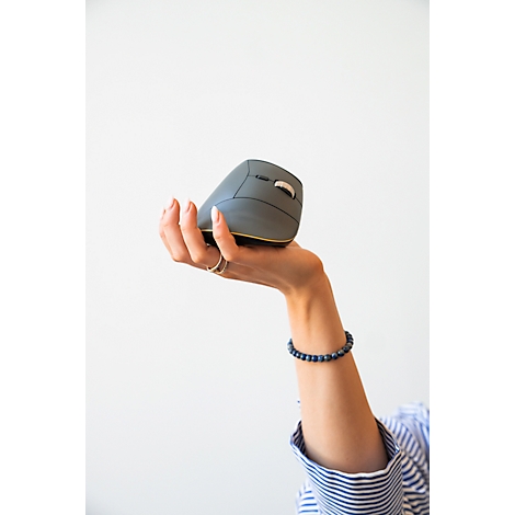 Eine Hand hält eine graue ergonomische Maus. Im Hintergrund weiß.