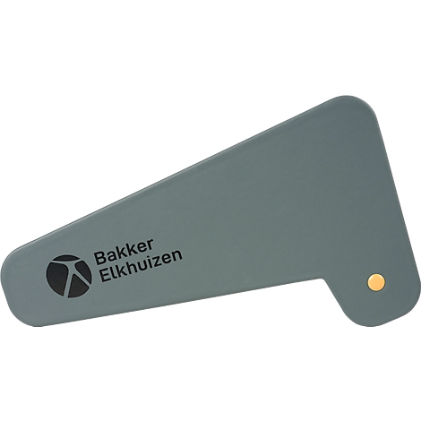 Grijs, driehoekig gereedschap. Bedrukt: "Bakker Elkhuizen" en een logo. Een goudkleurige stip aan de rechterkant.