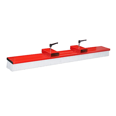 Balai rouge avec des poils blancs et des poignées noires. La forme est rectangulaire et comporte deux poignées surélevées.